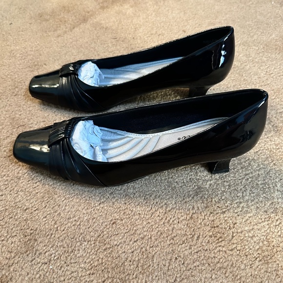 Easy Street Black Patent Waive pumps 7.5 NIB - Picture 6 of 8